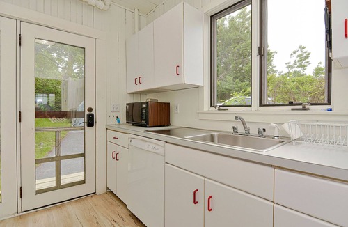 Gloucester House | Long Beach House: Large, comfortable home just 285 ft from the white sands!