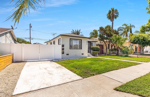 Bixby North House | Long Beach - Renovated 2BR - Full Kitchen + W/D - Monthly Stays