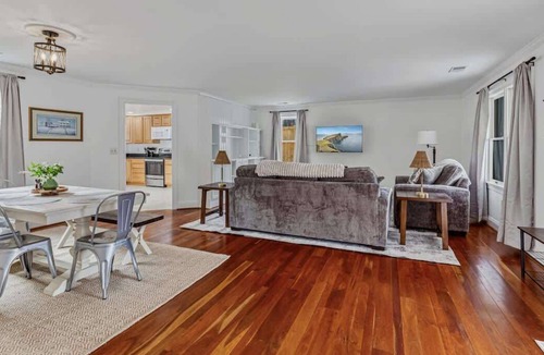 Leesburg House | Loudoun's Little White Escape