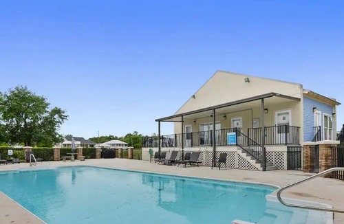Long Beach Condo | Lovely 2 Bedroom Condo with a Pool and Beach View