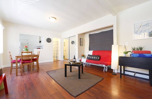 Venice Apartment | Lovely beach apartment w/parking, bikes, pet friendly!