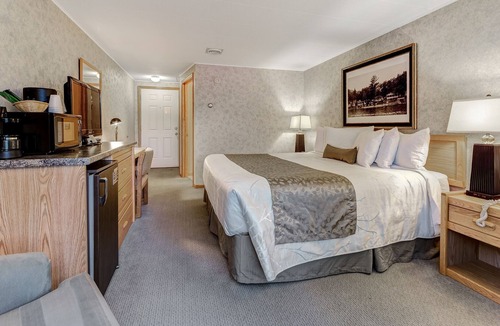 Eagle River Apartment | Lovely lakefront suite with resort amenities & shared dock - dogs OK!