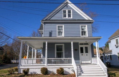 Cambridge House | Lovely Newly Renovated 3 Bed House Walk to IronMan with Off-Street Parking