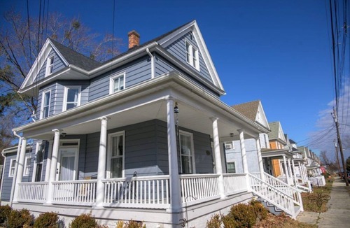 Cambridge House | Lovely Newly Renovated 3 Bed House Walk to IronMan with Off-Street Parking