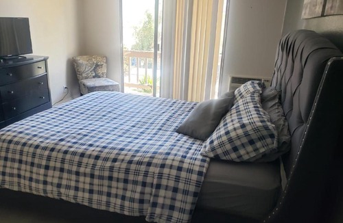 Pico - Robertson Hotel | Lovely Unit Steps Away from Beverly Hills B05