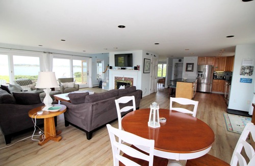 Wellfleet House | Lt. Island 4BD Waterfront Beauty-RIGHT ON THE BEACH, A/C, Screen Porch, Deck & Direct Water Access