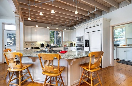 Groveland Villa | Luminous Secluded Villa with Pool Table and Spa Bath in Groveland, California