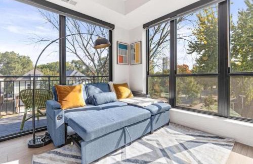 St. Anthony West Apartment | Lux 2BD Gym Rooftop Street Parking by DT UMN