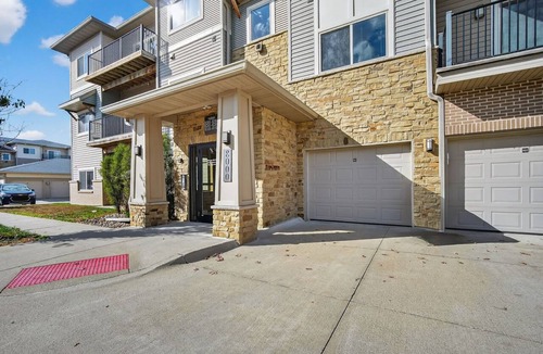West Des Moines Apartment | Luxe, First Floor Suite with Garage & Balcony