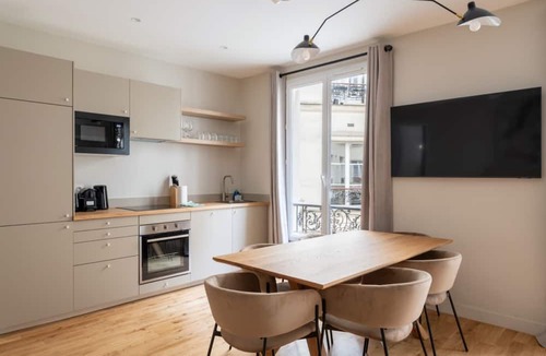 Saint-Vincent-de-Paul Apartment | Luxe, State of the Art Suite near Montmartre