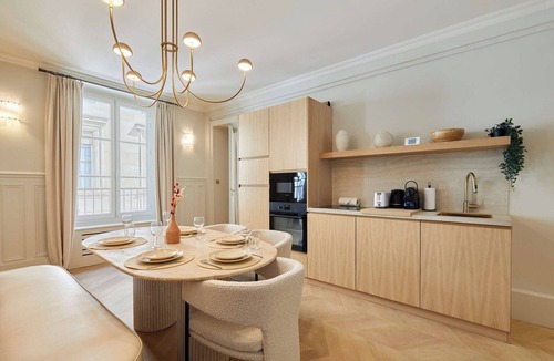 Quartier de la Place-Vendome Apartment | Luxurious AC Apartment Louvre Museum Saint Honoré