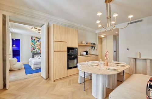 Quartier de la Place-Vendome Apartment | Luxurious AC Apartment Louvre Museum Saint Honoré