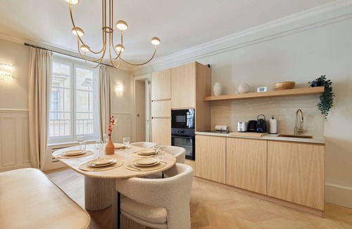Quartier de la Place-Vendome Apartment | Luxurious AC Apartment Louvre Museum Saint Honore