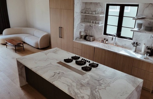 Venice House | Luxurious Beachfront 4-Bedroom Property Steps Away From the Sand