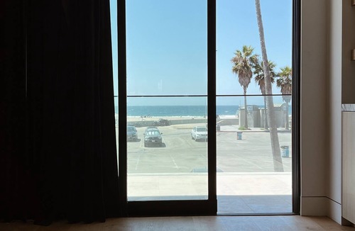 Venice House | Luxurious Beachfront 4-Bedroom Property Steps Away From the Sand