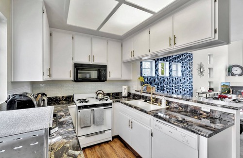 Sherman Oaks House | Luxurious & Cozy Loft ~ 5 Stars Location - King Bed - Private Patio Retreat