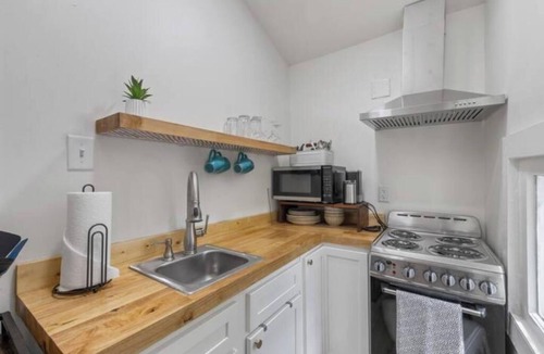 Washington Square House | Luxurious Oakleigh Home; Walk to Mardi Gras; 15+