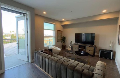 Hollywood Apartment | Luxury 2 bdrm Hollywood sign view