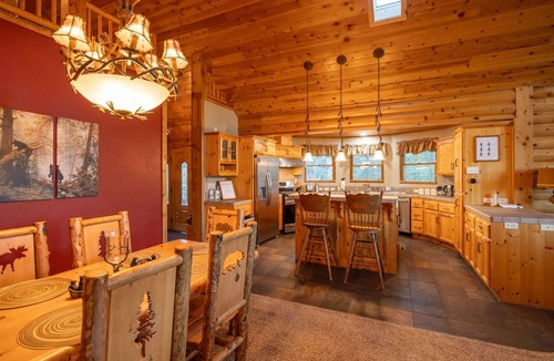 Whispering Forest House | Luxury 2400 sqft Log Cabin! Panoramic views, game room, tiki bar, & Pets!