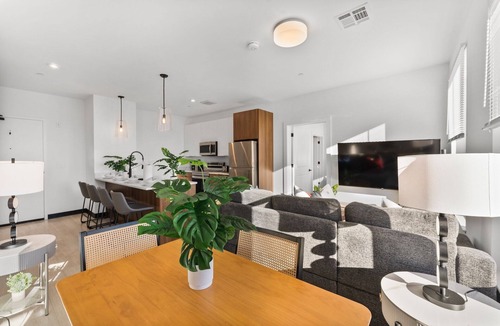 Everett Apartment | Luxury 2bd/2ba near Boston ovfo