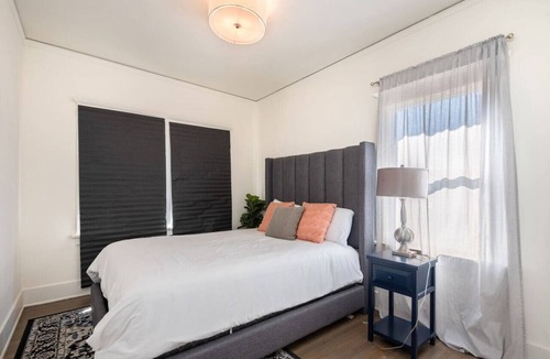 Carthay Circle House | Luxury 4-bedroom Home with Hot Tub