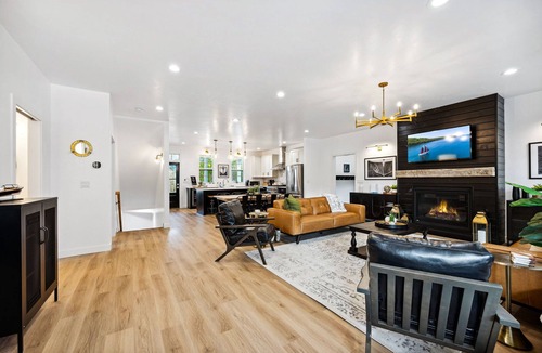 Sister Bay House | Luxury 4-bedroom retreat (sleeps 12) featuring a private 6–8 person barrel sauna. Walk to The Northern Haus wedding venue & downtown Sister Bay’s shops, restaurants, and waterfront. Perfect for wedding weekends, gatherings, and Door County getaways.