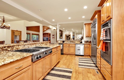 Summit Estates Ski Chalet | Luxury Big Bear Cabin | Walk to Snow Summit & Hiking Trails | Book Now