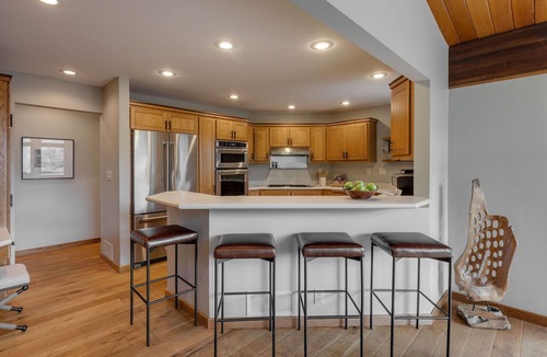 La Crosse House | Luxury Bluff Retreat 10 Minutes to Downtown