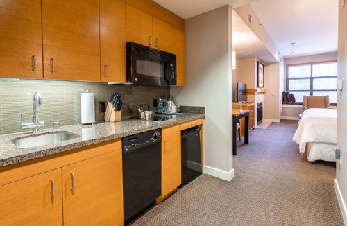 Mammoth Lakes Hotel | Luxury Condo at Mammoth Village - With Canyon Lodge Ski Locker