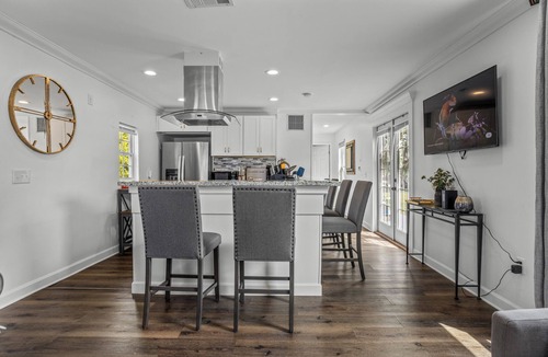 Pass Christian Cottage | Luxury Cottage Directly Across From the Beach Hot Tub Center of Downtown-Private