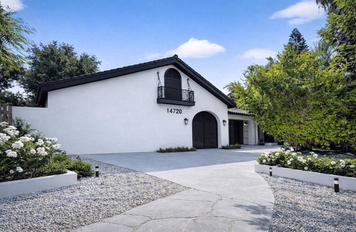 Van Nuys House | Luxury group 4 Bedroom Villa 2 Kitchens, 2 Laundry Areas Resort style Pool 14 pp
