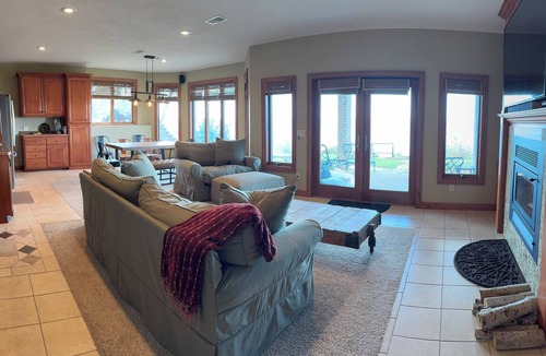 Hilbert House | Luxury lake home with movie theater on the water! EAA, Green Bay 40min