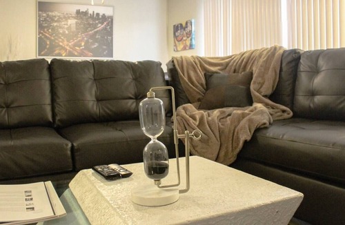 Carthay Circle House | Luxury Living in La w/Parking and View