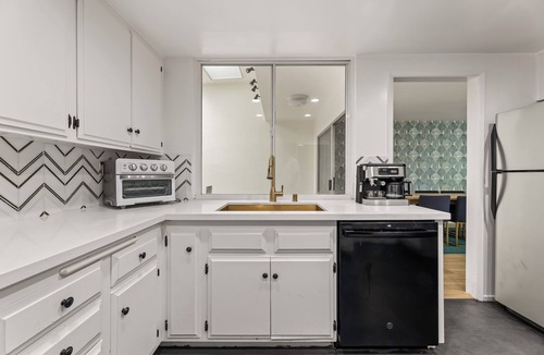 Los Angeles Condo | Luxury Living, spacious condo, gated w/pool, near Sofi, Intuit, +more