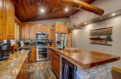 Winter Park Cabin | Luxury Log Lodge- EV, Game Room, Dogs, SPA, AC, Fenced Acre, Fire Pit, Fireplace