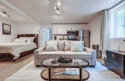 Pico Condo | Luxury Remodel – Walk to Beach & 3rd St Promenade