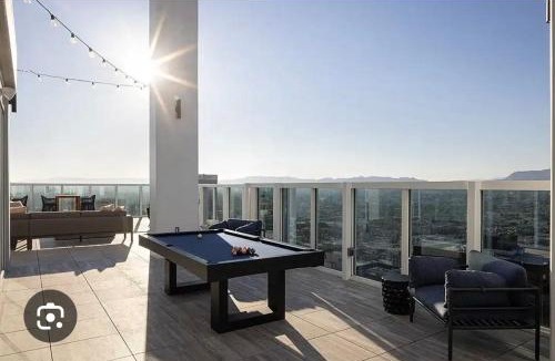 Wilshire Center Apartment | Luxury Residence in Center of Los Angeles 1B1B with Huge Balcony -Pool and BBQ on Roof