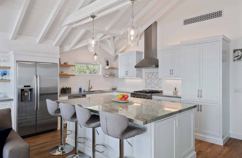 Carpinteria House | Luxury Sandcastle Beachfront! Sleeps 8 - Walk Everywhere!