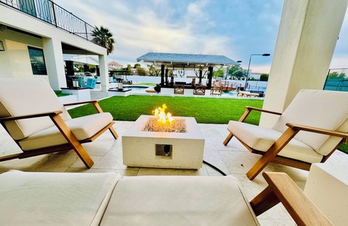 Central Scottsdale House | Luxury Scottsdale Home:6BR W/8 Beds, 4BA,Heated Pool, HotTub,Putting Green,&More