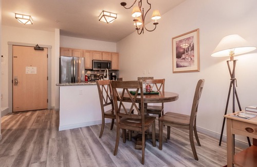 Mammoth Lakes Condo | Luxury Ski-In Ski-Out 1 Bedroom Suite @ Juniper Springs Lodge WIFI, Hot Tub, Garage & Elevators