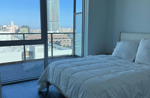 Downtown Los Angeles Apartment | Luxury Skyline in the heart of DTLA