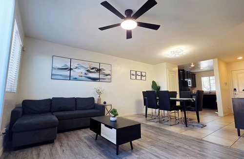 Sunrise Manor House | ⭐️⭐️⭐️⭐️⭐️ Luxury, Sleek & Modern Vibes!｜15 min to Downtown! ✅️