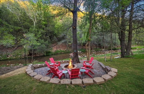Whispering Pines Cabin | Luxury Verde River Lodge w/Hot Tub, Pizza Oven, Game Room, Bar & Fire Pit