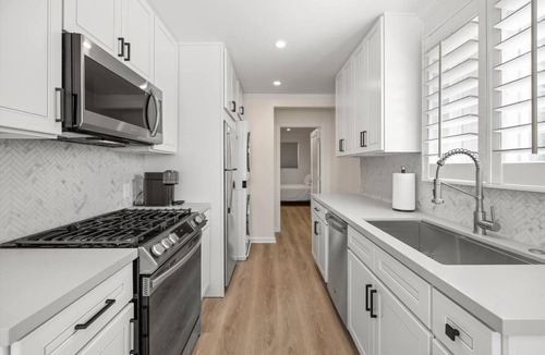 West Beach Apartment | Luxury West Beach Getaway, Blocks to Pier and Beach