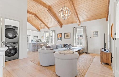 Uptown Historic District House | Magazine Street getaway w balconies