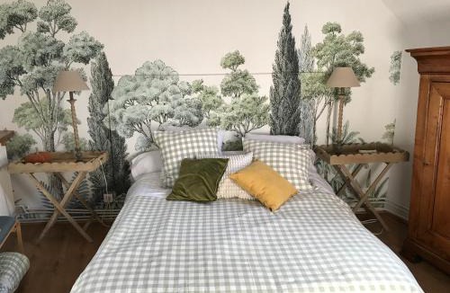 Fontaine-Chaalis House | Maison des Roses