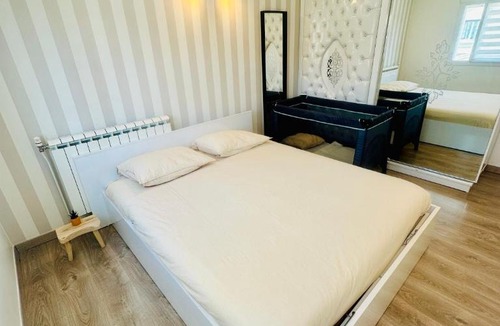 Puiseux-en-France House | Maison Du Bonheur-Jardin privée-Parking PRIVE-Barbecue-CDG Airport-Parc Asterix-Disneyland-Paris-Parc des Expo