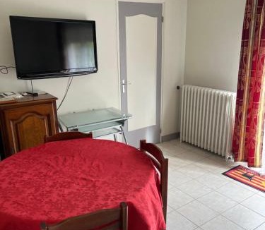 Chelles House | Maison Indépendante CHELLES , Paris Disney Proche JO 2024 Vaires sur Marne est a 10 minutes de Chelles des épreuves Olympique de canoé kayac 2 chambres