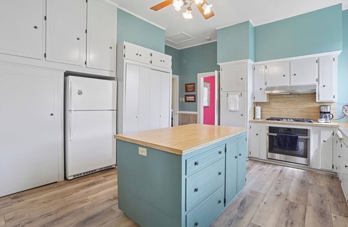 New Roads House | Maison Rouge. Quaint house in Historic town of New Roads. Close to everything!
