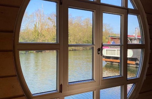 Vigneux-sur-Seine Boat Rental | Maison sur l’eau - havre de paix au milieu des péniches (proche Paris)